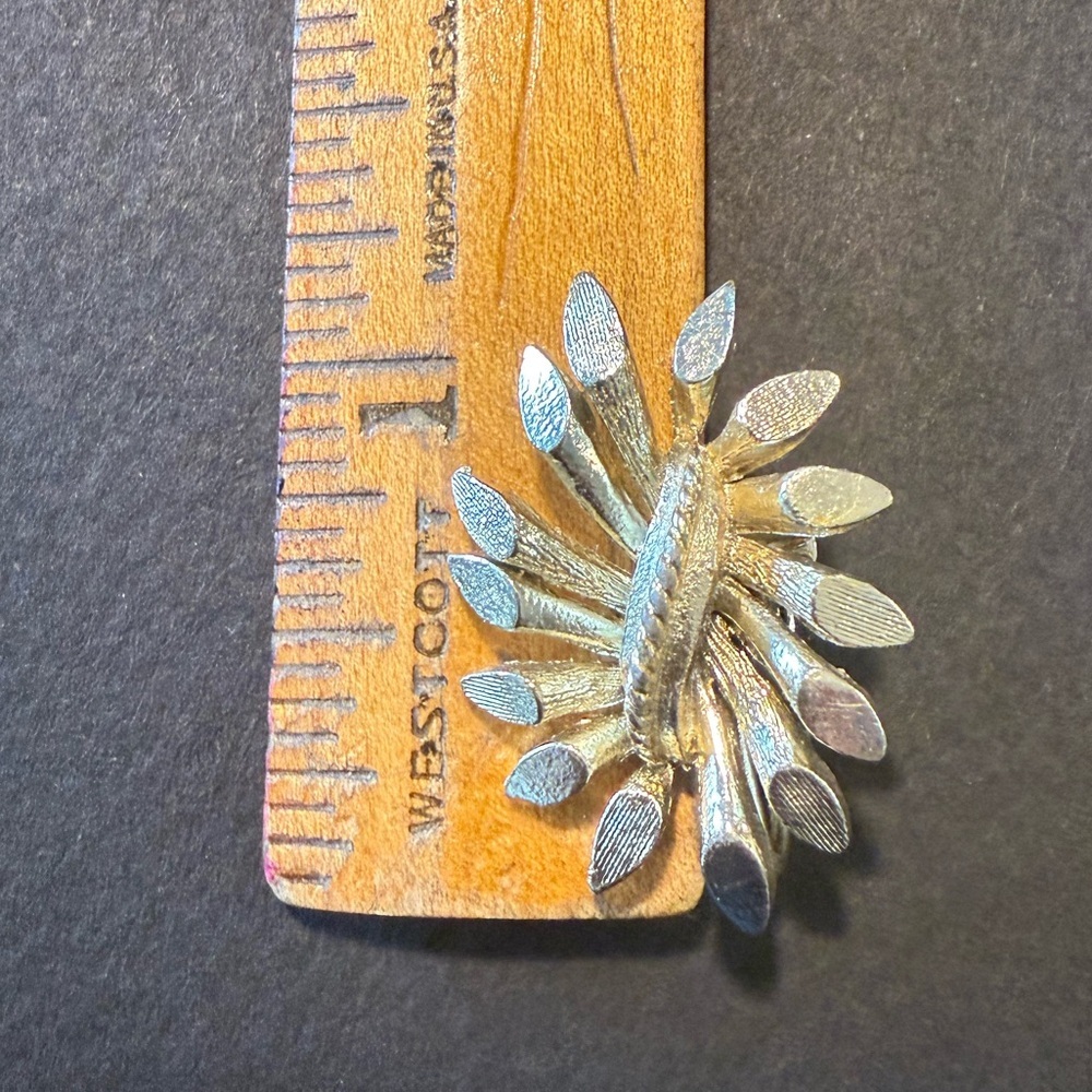 Vintage Coro 1960s Gold Tone Clip On Earrings - Picture 6 of 6